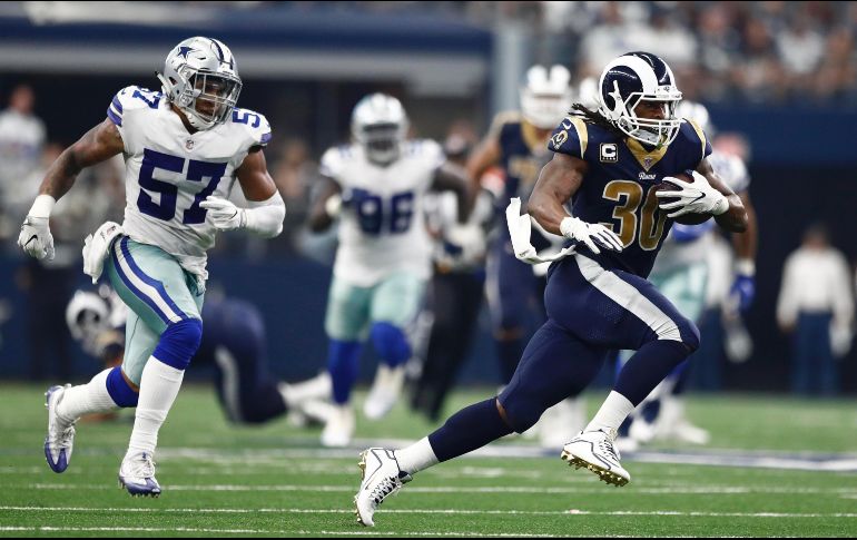 Todd Gurley (D) anotó el touchdown de la ventaja, con una recepción y fuga de 53 yardas. EFE/ L. Smith