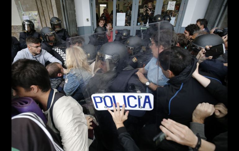 La policía española intervino este domingo en Cataluña para impedir el referéndum sobre la independencia, lo que provocó enfrentamientos y.