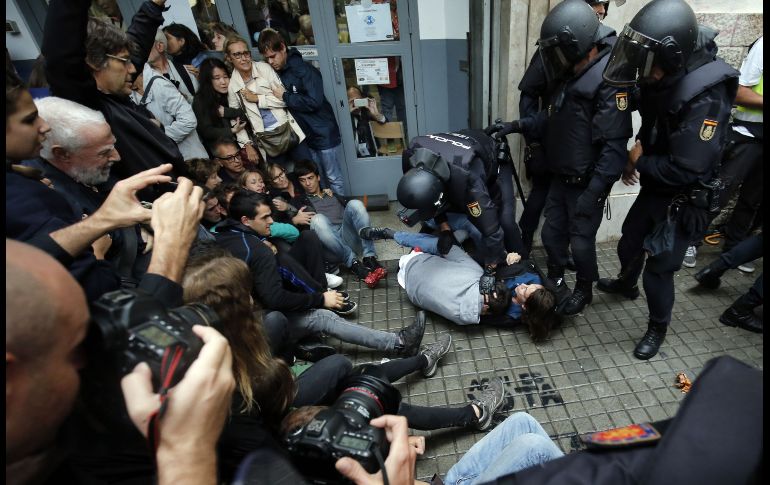 Desde primera hora de la mañana, policías y guardias civiles irrumpieron en distintos centros de votación para incautar papeletas y urnas.