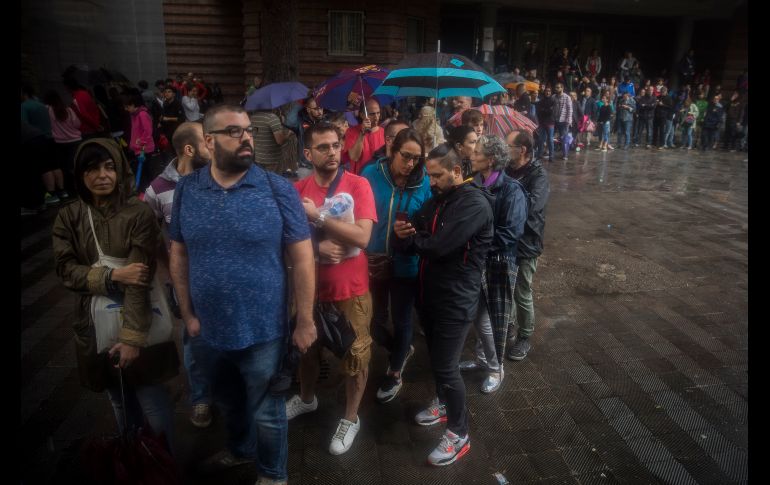 Habitantes hacen fila para votar, a pesar de que la consulta fue suspendida por el Tribunal Constitucional.