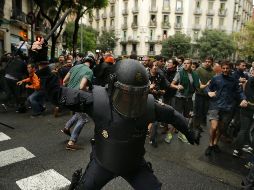 El referéndum fue tachado de ilegal, además de que hubo enfrentamientos entre manifestantes y la policía. AP / M. Fernandez