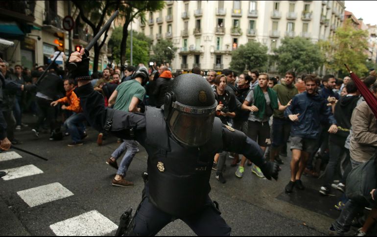 El referéndum fue tachado de ilegal, además de que hubo enfrentamientos entre manifestantes y la policía. AP / M. Fernandez