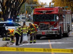 Un sujeto que conducía un auto Chevrolet Malibu atropelló a un oficial de tránsito y después descendió del vehículo para acuchillarlo. AP / J. Franson