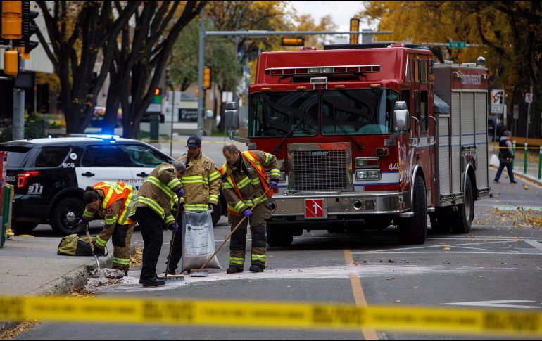 Un sujeto que conducía un auto Chevrolet Malibu atropelló a un oficial de tránsito y después descendió del vehículo para acuchillarlo. AP / J. Franson