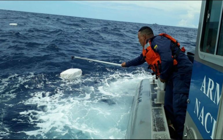 Militares colombianos realizaron la recuperación de la droga y capturaron a cuatro personas. Twitter / @mindefensa