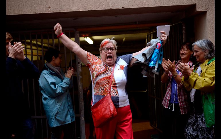 Una mujer festeja tras votar en Barcelona, durante el referéndum de independencia para Cañaluña, el cual fue declarado ilegal por la justicia española . AFP/J. Lago