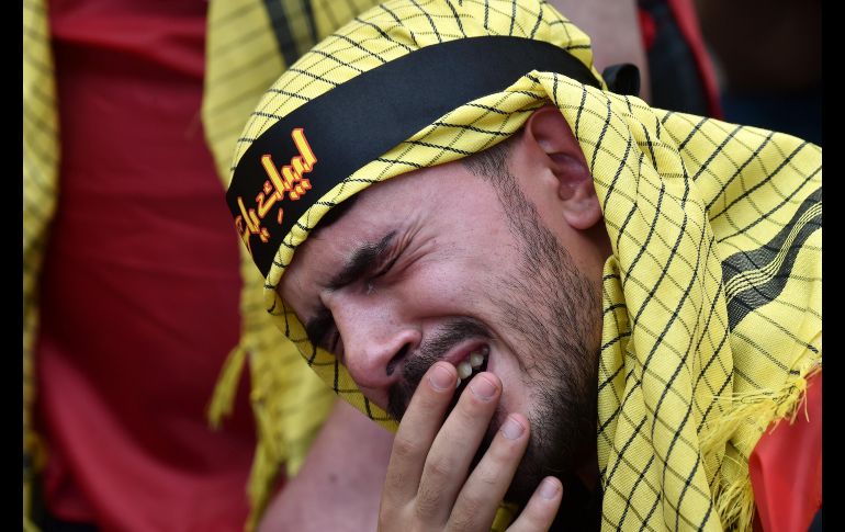 Un libanés llora al escuchar el origen de la festividad, la cual recuerda el martirio del imán Husein,  nieto de Mahoma, en el siglo VII. EFE/EPA/W. Hamzeh