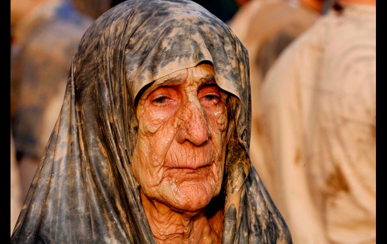 Una mujer se untó lodo como parte de uno de los rituales del Ashura que se realizan en Khorramabad, Irán. AFP/A. Kenare