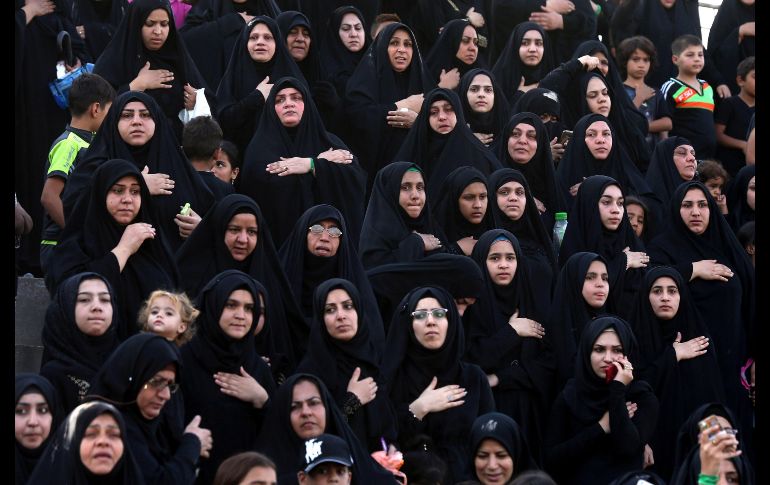 Mujeres asisten a la presentación sobre el imán Husein en ciudad Sadr, Iraq. EFE/EPA/M. Messara
