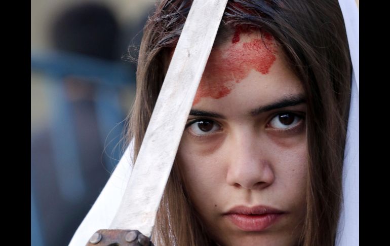 Una joven se hiere en una ceremonia en Nabatieh, Líbano. AFP/M. Zayyat