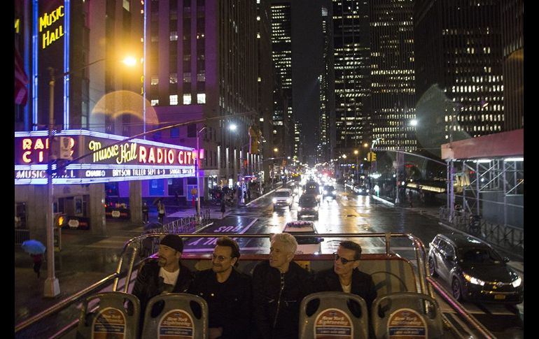 Personal del staff realizó las pruebas de sonido con algunas pistas y la mirada de varios fans que se dieron cita en las inmediaciones. TWITTER / @U2