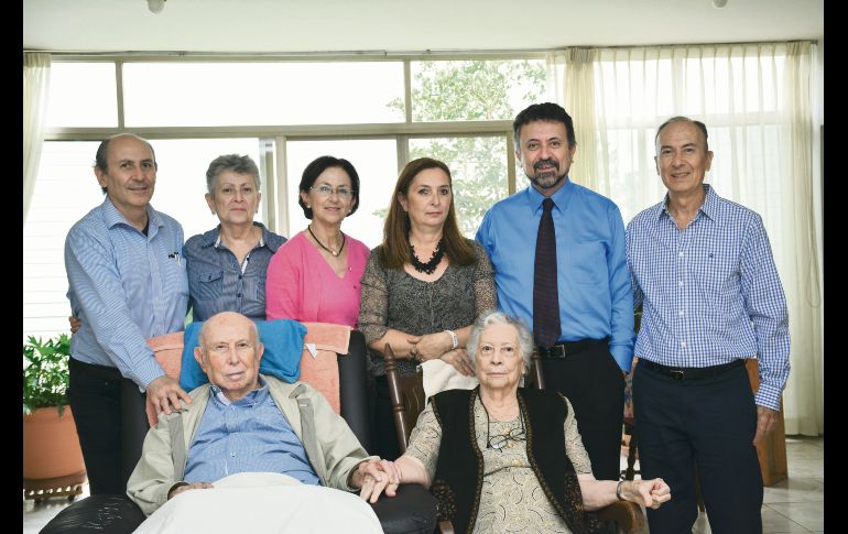 En familia. David García de Alba y Graciela Zepeda con sus hijos, Sergio Alejandro, María Guadalupe, Margarita Graciela, María del Pilar, Carlos Eugenio y Jesús Miguel. ESPECIAL