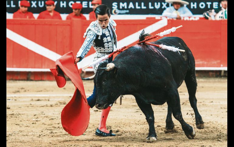 Mariano Sescosse. El novillero zacatecano no tuvo suerte con su primero y único de la tarde, antes de que se suspendiera el festejo por la lluvia. EL INFORMADOR/G. Gallo