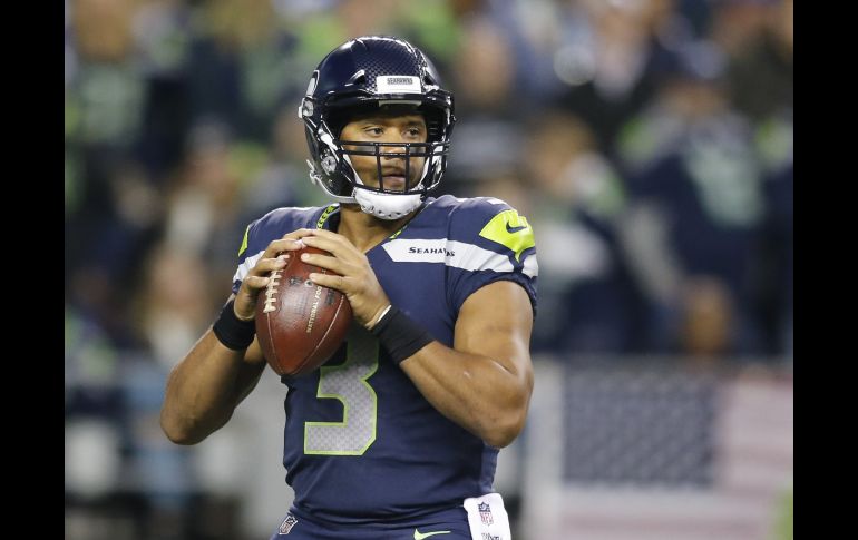 Russell Wilson conectó dos pases de anotación dentro de sus 21 completos para anotarse 295 yardas totales. AFP/J. Ferrey
