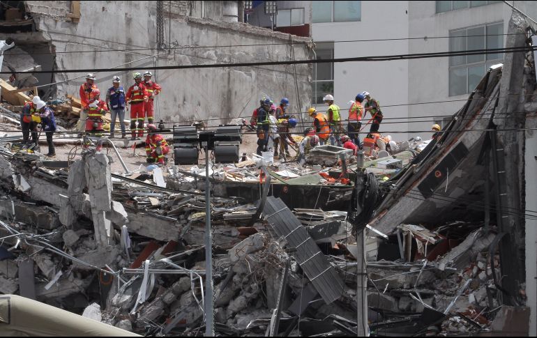 Brigadistas continúan las labores en la zona del derrumbe. NOTIMEX/P. Sánchez