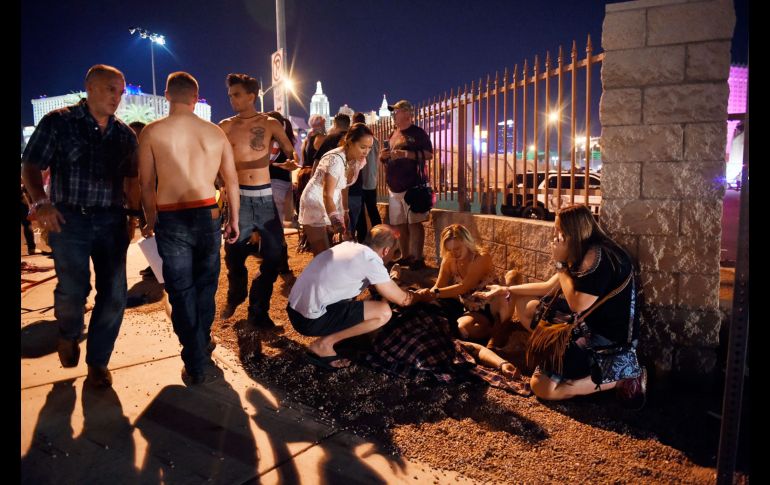 Varios asistentes al concierto se consuelan entre sí tras sufrir crisis nerviosas. AFP D. Becker