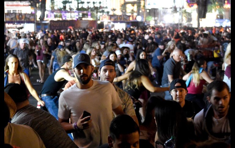 Una multitud huye despavorida del concierto. AFP/D. Becker
