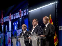 El vicepresidente de la Generalitat Oriol Junqueras (c), el conseller de la Presidencia Jordi Turull (i) y el conseller de Exteriores Raul Romeva (d), hablan durante una rueda de prensa. EFE/Q. García