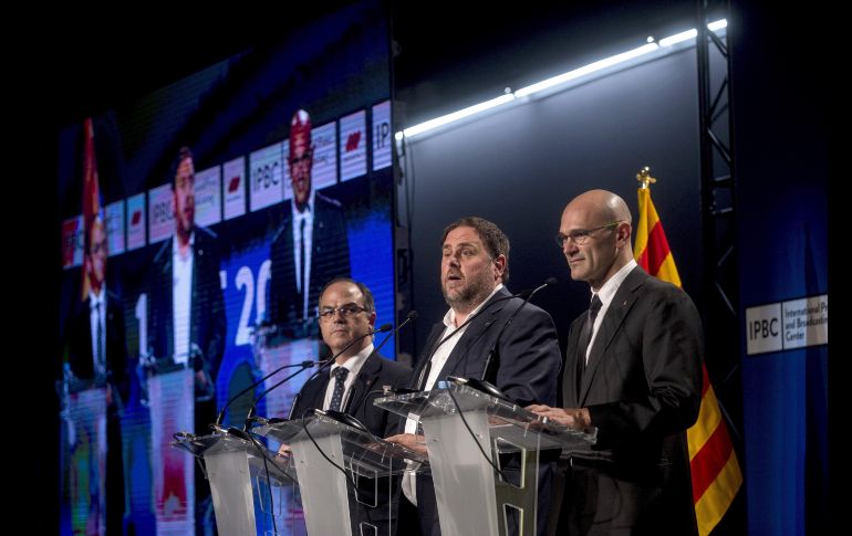 El vicepresidente de la Generalitat Oriol Junqueras (c), el conseller de la Presidencia Jordi Turull (i) y el conseller de Exteriores Raul Romeva (d), hablan durante una rueda de prensa. EFE/Q. García