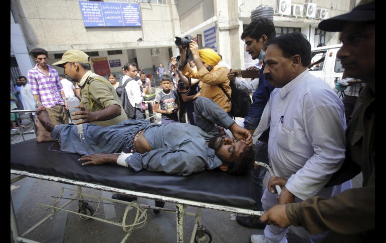 Un hombre herido durante fuego cruzado en la frontera entre la India y Pakistán, es trasladado a un hospital en Jammu. EFE/J. Singh