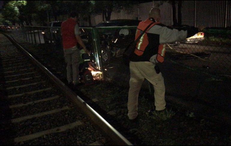Personal de Siteur y Bomberos de Guadalajara trabaja en la remoción del vehículo que volcó en las vías. TWITTER / @SITEURJAL