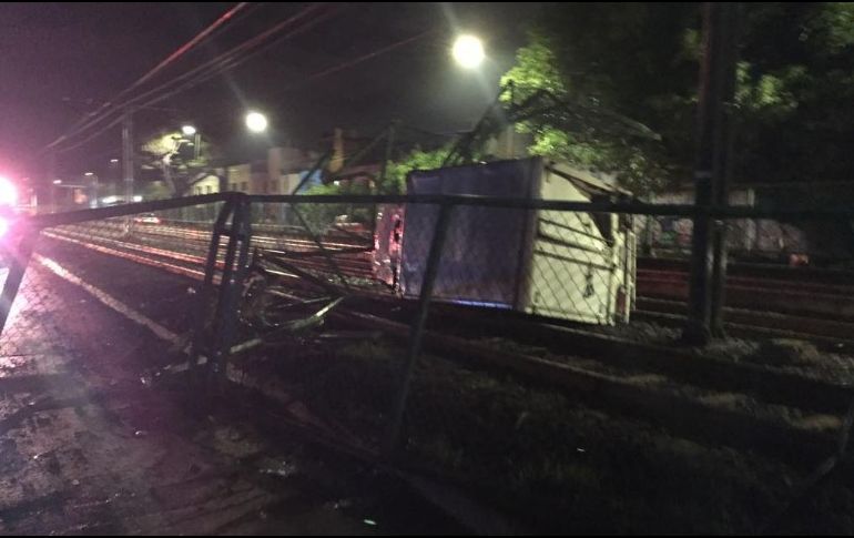 La camioneta de carga volcó y quedó atravesada en medio de las vías de la Línea 1. ESPECIAL