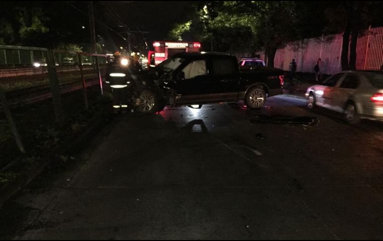 La otra camioneta involucrada en el incidente, sobre la avenida Colón. ESPECIAL