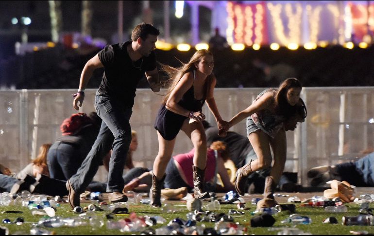 La SRE pone en marcha el protocolo para identificar y asistir a posibles mexicanos afectados por el tiroteo perpetrado la noche del domingo. AFP / D. Becker