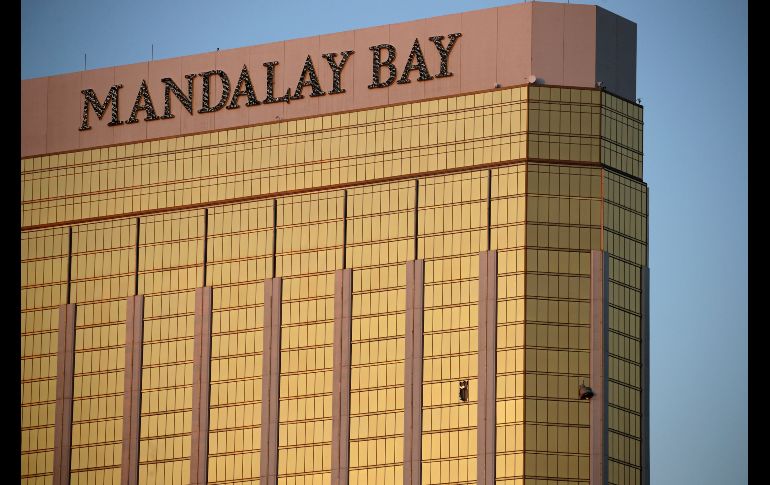 El atacante se ubicaba en una habitación del piso 32 del hotel Mandala Bay. Al amanecer, las imágenes del hotel dejan claro su ubicación. AP / J. Locher