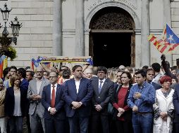 El presidente catalán Carles Puigdemont (centro derecha con corbata azul) y la alcaldesa de barcelona Ada Colau (blusa roja), encabezan este lunes una protesta por la violencia vivida en la jornada electoral. EFE/ E. Estévez