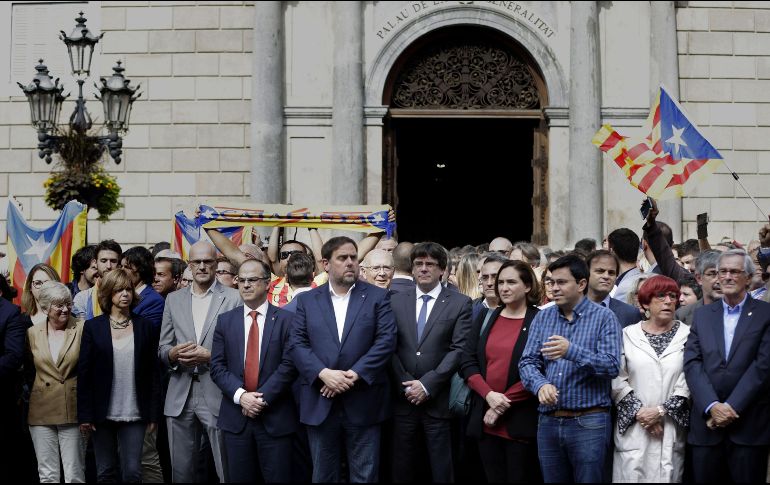 El presidente catalán Carles Puigdemont (centro derecha con corbata azul) y la alcaldesa de barcelona Ada Colau (blusa roja), encabezan este lunes una protesta por la violencia vivida en la jornada electoral. EFE/ E. Estévez