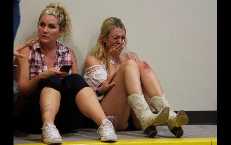 Una mujer llora mientras se refugia en un hangar. AP/Invision/A.Powers