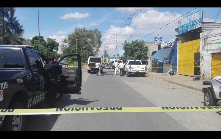Dentro de la camioneta encontraron a un hombre de alrededor de 20 años lesionado. EL INFORMADOR /