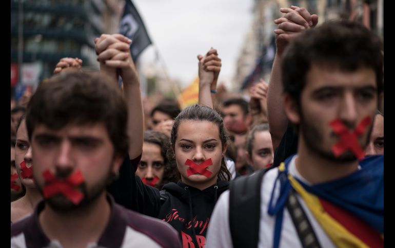 Simpatizantes de la independencia de Cataluña marchan en el centro de Barcelona, un día después de violentos enfrentamientos de la policía con ciudadanos que votaban en un referendo.  AP/F. Dana