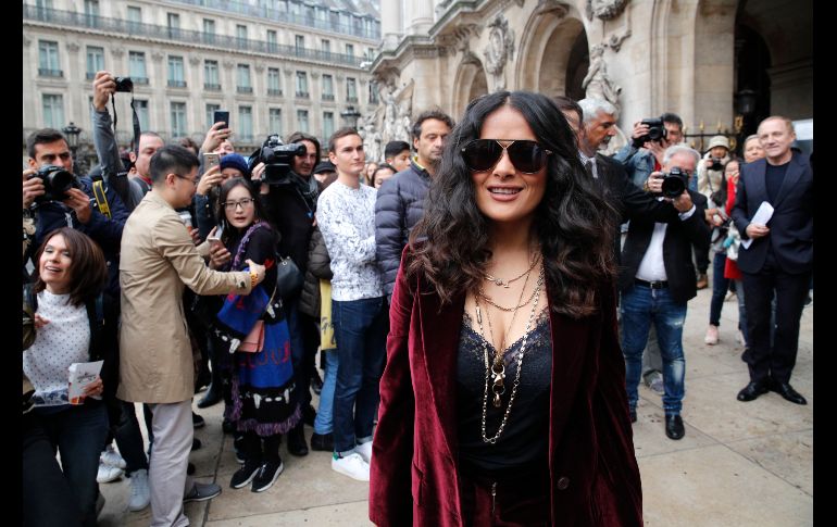 La actriz mexiana Salma Hayek posa a su llegada a la presentación de la nueva colección de Stella McCartney en París. AP/C. Ena