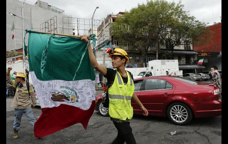Voluntarios se acercan para animar a los brigadistas que continúan con las labores de rescate de cuerpos en el edificio colapsado de la calle Álvaro Obregón, en Ciudad de México. EFE/J. Méndez