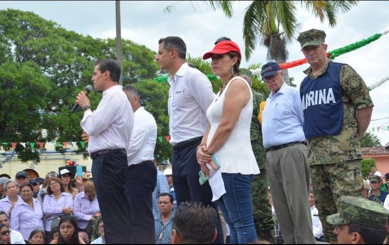 Peña Nieto dio un discurso a los habitantes de Ixtaltepec; les advirtió que nadie debe condicionar la entrega de monederos electrónicos. TWITER / @Rosario_Robles_