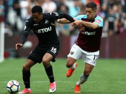 El mexicano se justificó en una entrevista al argumentar que anota más de las que falla, luego de que un usuario le pidiera que se quedara más horas a practicar su definición en los entrenamientos. TWITTER / @WestHamUtd