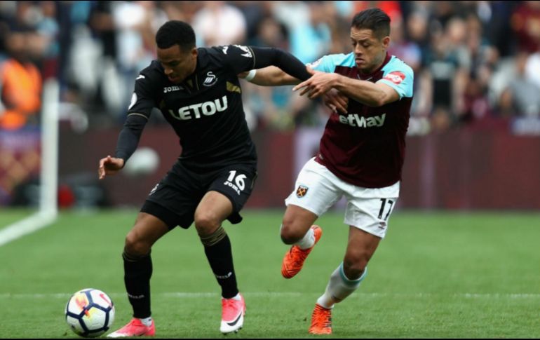 El mexicano se justificó en una entrevista al argumentar que anota más de las que falla, luego de que un usuario le pidiera que se quedara más horas a practicar su definición en los entrenamientos. TWITTER / @WestHamUtd