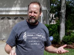 Erick Paddock señaló a reporteros que su hermano poseía algunas pistolas, pero nada más. AP / J. Raoux