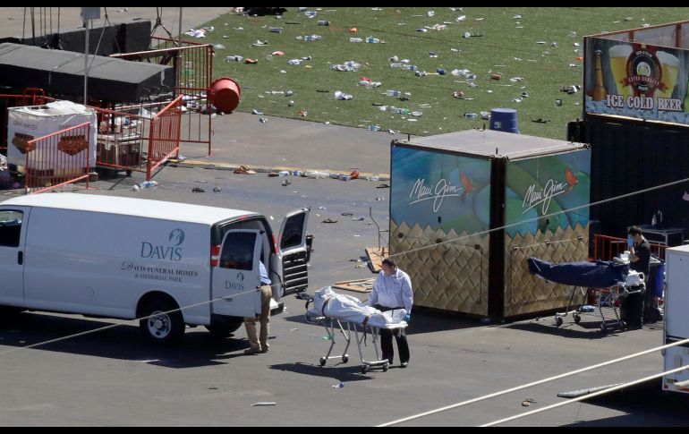 Investigadores trasladan el cuerpo de una de las víctimas del tiroteo durante un festival musical en Las Vegas. AP/C. Carlson