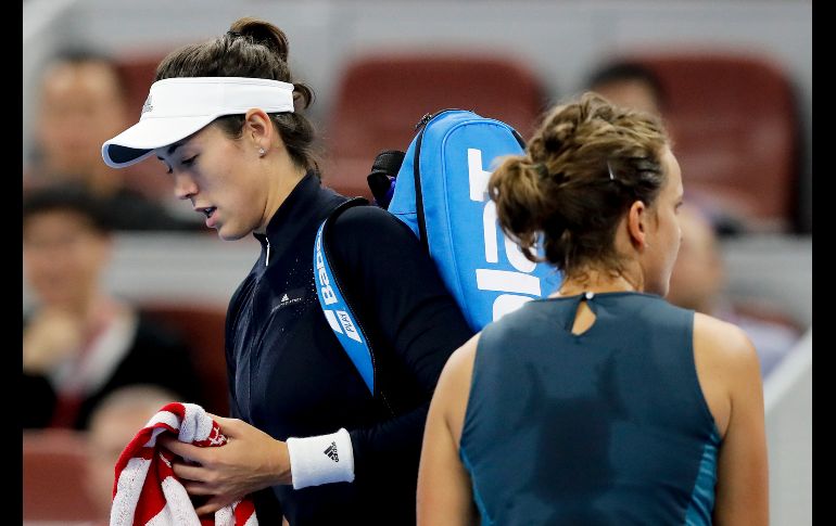La tenista española Garbiñe Muguruza (i) se retira del Abierto de China, en Pekín, por problemas físicos durante el partido ante la checa Barbora Strykova (d). AP/A. Wong