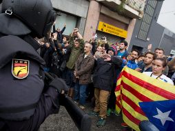 Los uniformados usaron macanas y balas de goma para dispersar a los que pretendían votar en el referendo independentista del domingo. NTX / A. Salamé