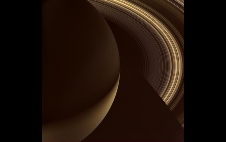 La imagen muestra el lado de los anillos de Saturno iluminado por el Sol desde unos siete grados sobre el plano del anillo. TWITTER / @CassiniSaturn
