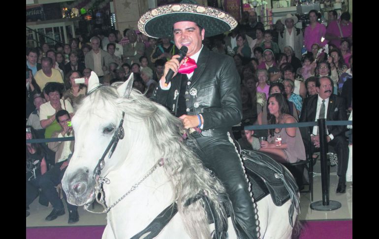 Talento. José Julián durante un show de jaripeo. NTX