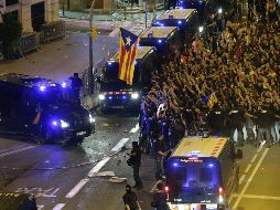 Miles de catalanes se manifestaron ayer en reclamo por las acciones de la policía nacional. EFE/J. Cárdenas