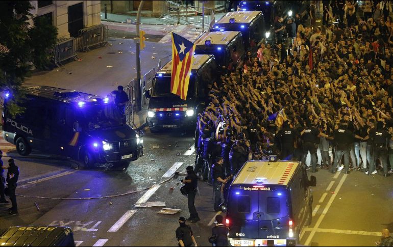 Miles de catalanes se manifestaron ayer en reclamo por las acciones de la policía nacional. EFE/J. Cárdenas