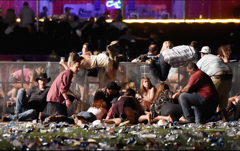 Los asistentes a un concierto de música country en Las Vegas corrieron para intentar protegerse de las balas. AFP/D. Becker