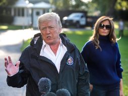 El presidente Trump dirige unas palabras a la prensa antes de abordar, junto a su esposa Melania, el avión que le llevará a Puerto Rico. EFE / J. Lo Scalzo