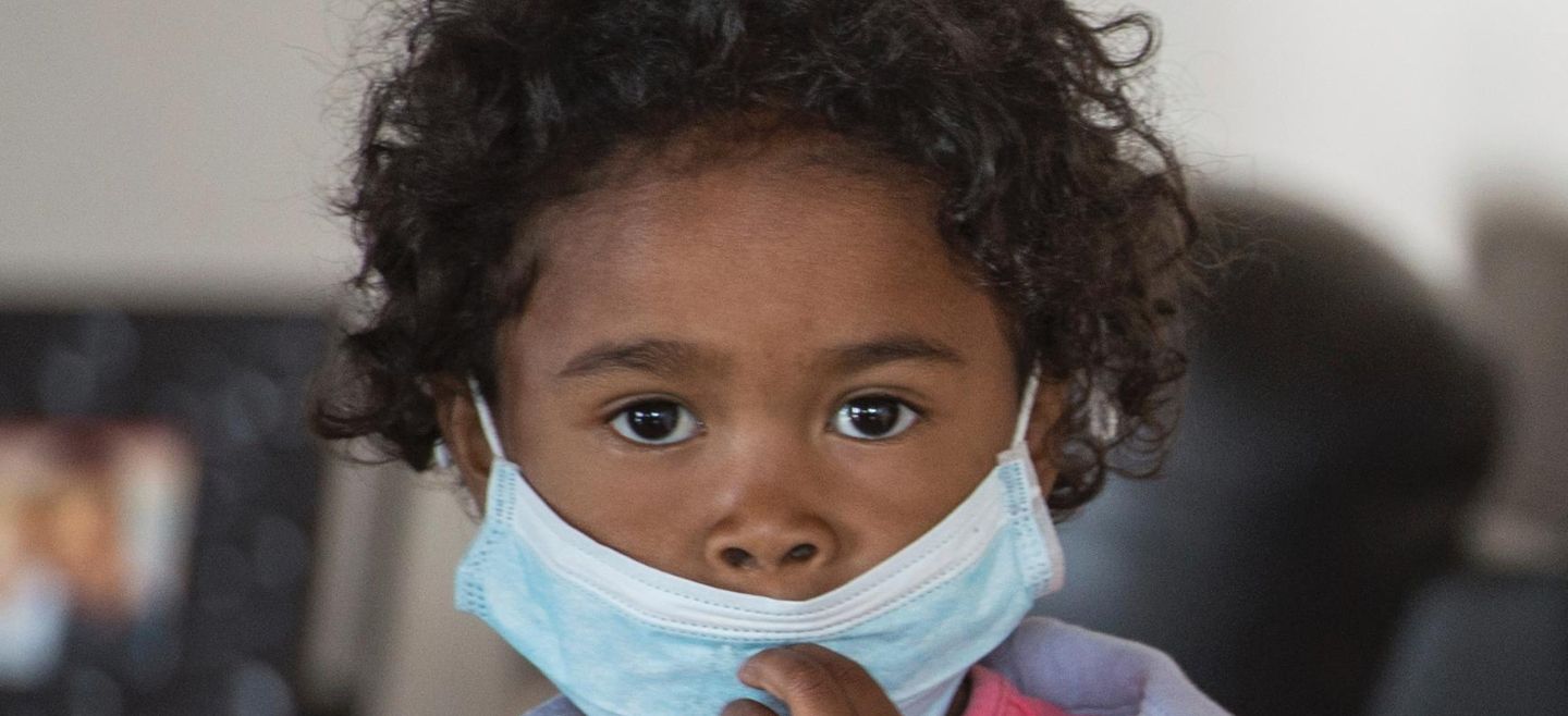 Ante la demanda de cubrebocas y medicamentos, en pocas horas estos productos han duplicado su precio de venta. AP/ A. Joe